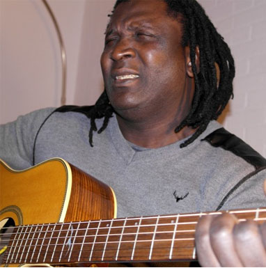 Joe Mbaye est un artiste chanteur sénégalais issu d’une famille de griots. Populaire au Sénégal en tant que chanteur et choriste pour la grande chanteuse Viviane Chedid Ndour au sein du Djolof Band, il a joué dans plusieurs pays du continent africain, en France, en Espagne, aux États-Unis, en Angleterre ou en Suède.