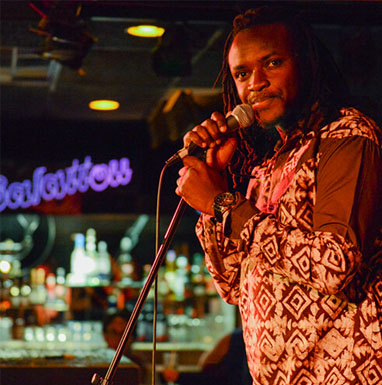 Kabey Konate, artiste chanteur burkinabé, est né dans le Nord-Est de la Côte-d’Ivoire.
Bercé tout petit par les chants de sa mère griotte et la musique de son frère aîné, grand percussionniste, il fait ses premiers pas artistiques dans la danse. Il se fait connaître à travers des concours de danse, puis de spectacles de rap lorsqu’il est au lycée.