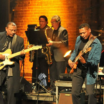 C’est la rencontre « Rythmes et Cultures » avec ce regroupement de musiciens qui vient d'Afrique (Île Maurice), d'Amérique du Nord et d’Amérique du Sud.